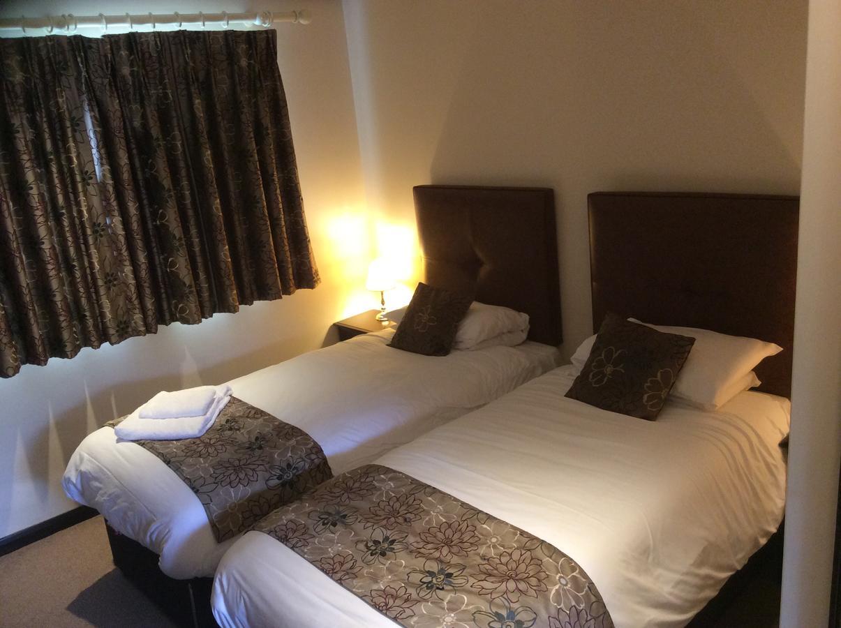 The Coach & Horses Inn Chislehampton Екстер'єр фото